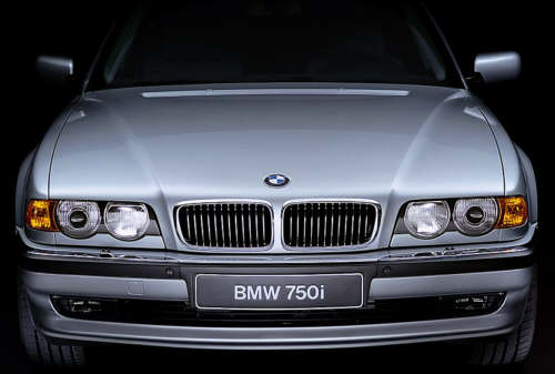 auf dem Foto der Siebener von Dominik Frey (mehr Fotos ) Der 7er BMW, Modell E38 nach dem Facelift (zum Vergrößern bitte auf das Bild klicken) Die Blinker gab es gegen Aufpreis auch in weißer Ausführung.